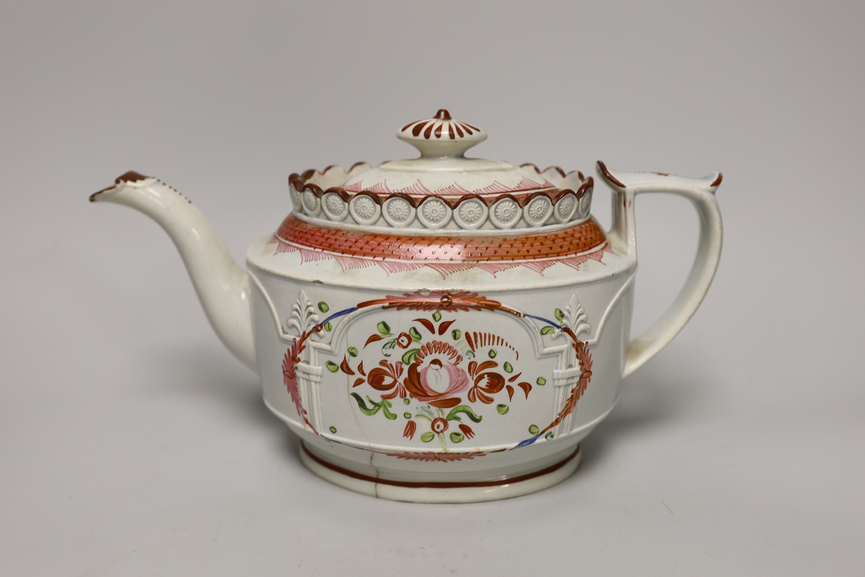 A late 18th century pearlware teapot and a set of four small Chinese tea bowls, teapot 28cm long